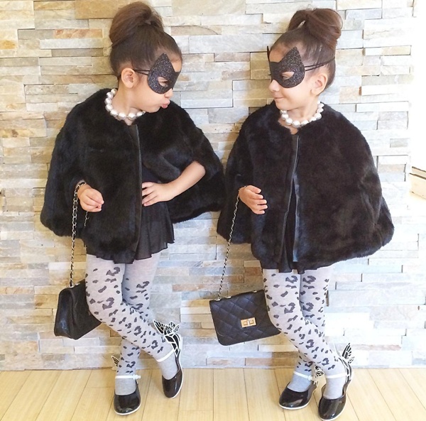 Hai công chúa nhỏ cùng diện quần legging và áo cape lông, mix cùng giày xinh xắn của nhà thiết kế Sophia Webster. Nhà tạo mốt nổi tiếng đã có lời ngợi khen phong cách của cặp đôi trên Instagram.