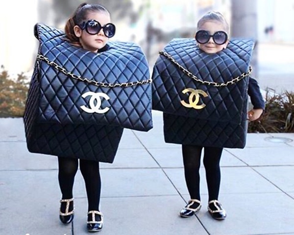 Hai cô bé ngộ nghĩnh với tạo hình chiếc túi xách kinh điển của Chanel. Đây cũng là ảnh được cộng đồng mạng liên tục đăng tải và nhận được nhiều lời có cánh bởi sự thú vị, độc đáo.