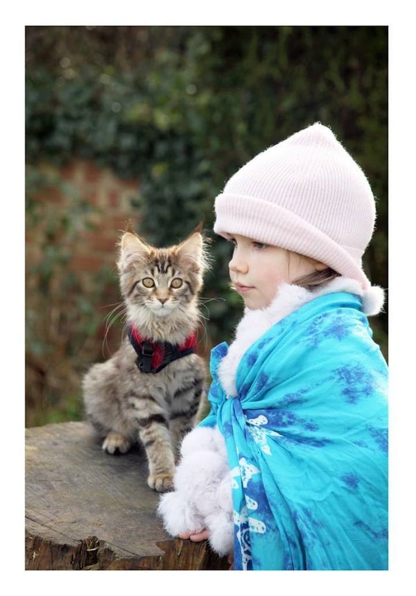 Bộ ảnh về tình bạn thân thiết của cô bé tự kỷ với chú mèo cưng 1