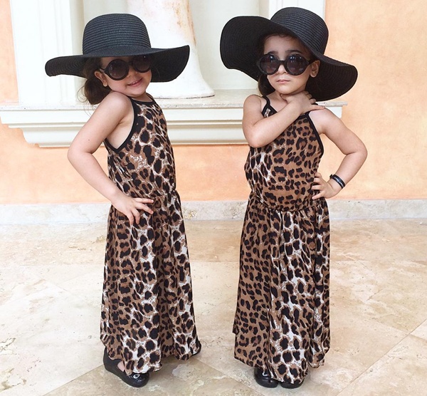 Bella và Chloe tạo dáng điệu đà cùng váy maxi họa tiết da báo thời thượng, mix với mũ vành tròn yêu thích. Hai thiên thần tận hưởng khí hậu Dubai trong một chuyến du lịch với gia đình.