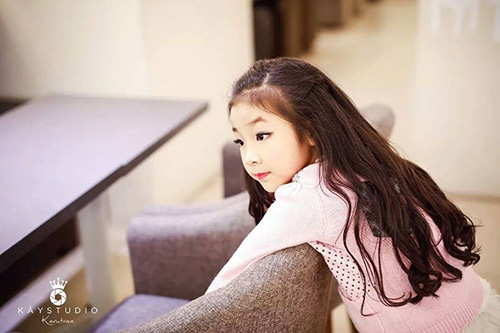 Vẻ đẹp mẫu nhí 7 tuổi được mệnh danh Tiểu Hồ Ngọc Hà2.jpg